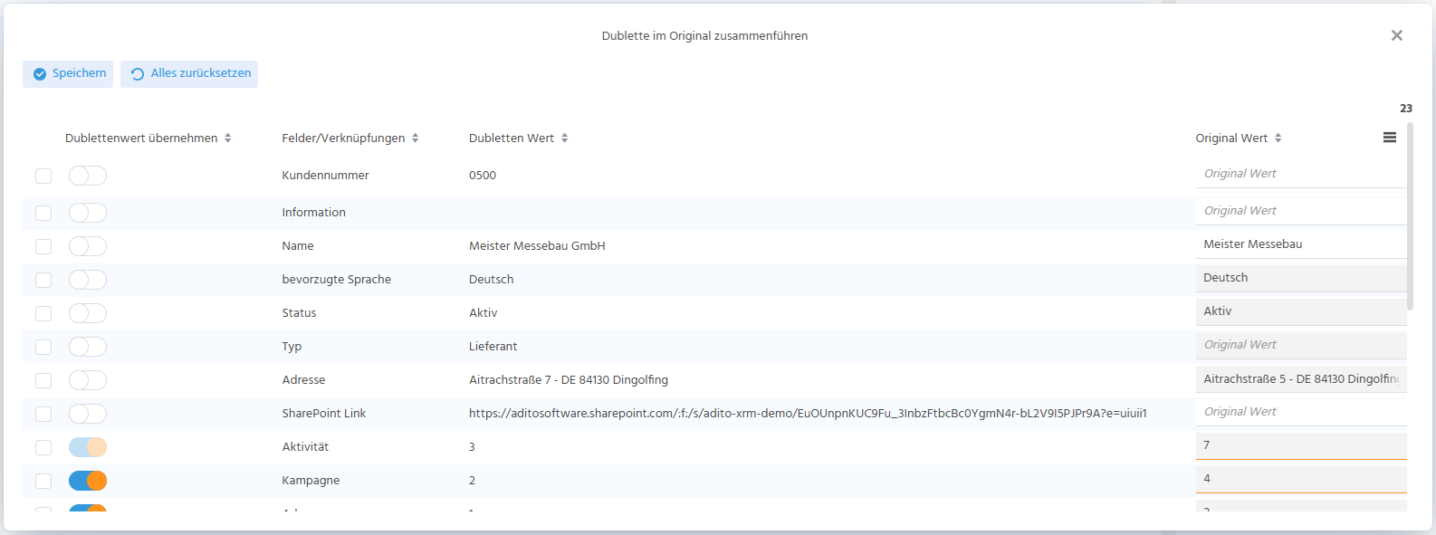 Dubletten-Zusammenführen-Dialog in ADITO xRM mit der Übersicht aller Felder und Verknüpfungen beider Datensätze und Toggle-Buttons zur Auswahl der zu übernehmenden Werte