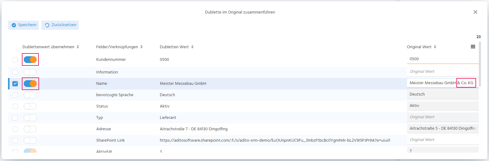 Detailansicht der eigenen Felder im Dubletten-Zusammenführen-Dialog in ADITO xRM mit Toggle-Buttons zur Auswahl des zu übernehmenden Feldwerts aus Original oder Dublette