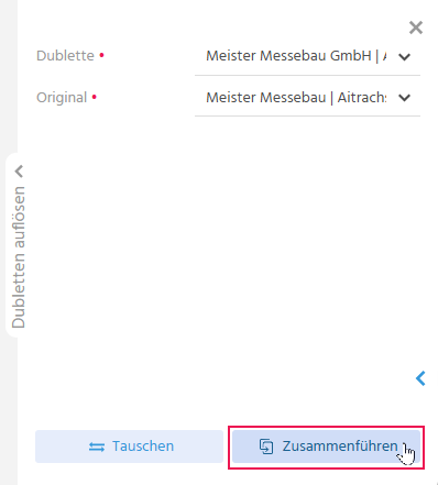 Dialog "Dublette auflösen" in ADITO xRM nach Auswahl beider Datensätze mit aktivierter Aktion "Zusammenführen" zum Öffnen des Zusammenführen-Dialogs