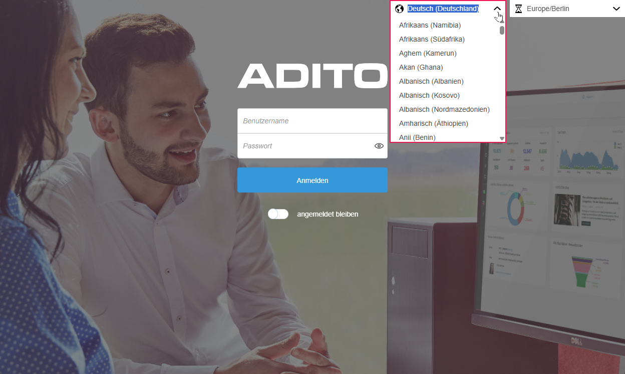 Login-Bildschirm; oben rechts Dropdown zur Sprachauswahl ("Deutsch (Deutschland)") neben dem Feld für die Zeitzone